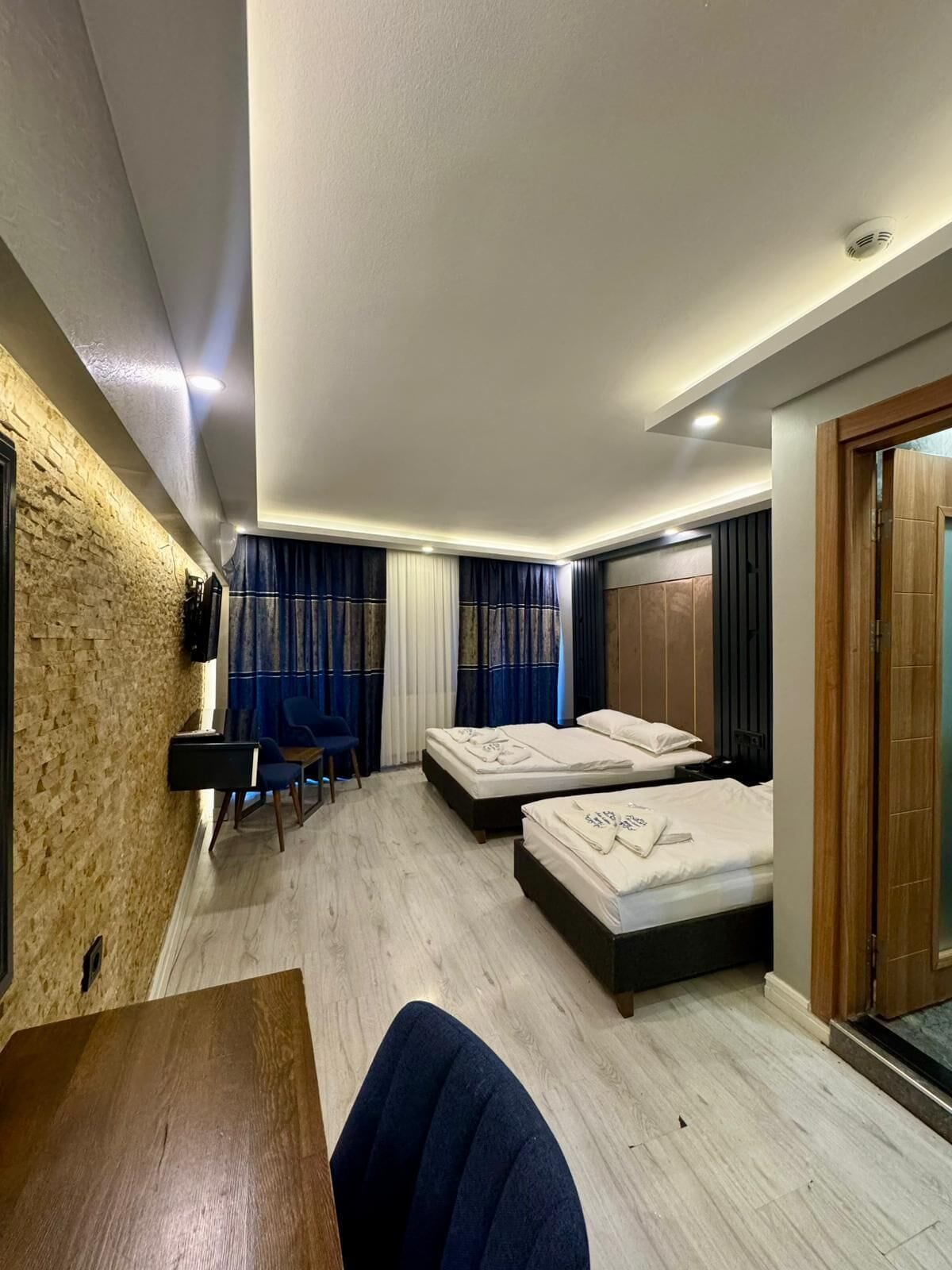 Literie hypoallergénique, minibar, coffres-forts dans les chambres