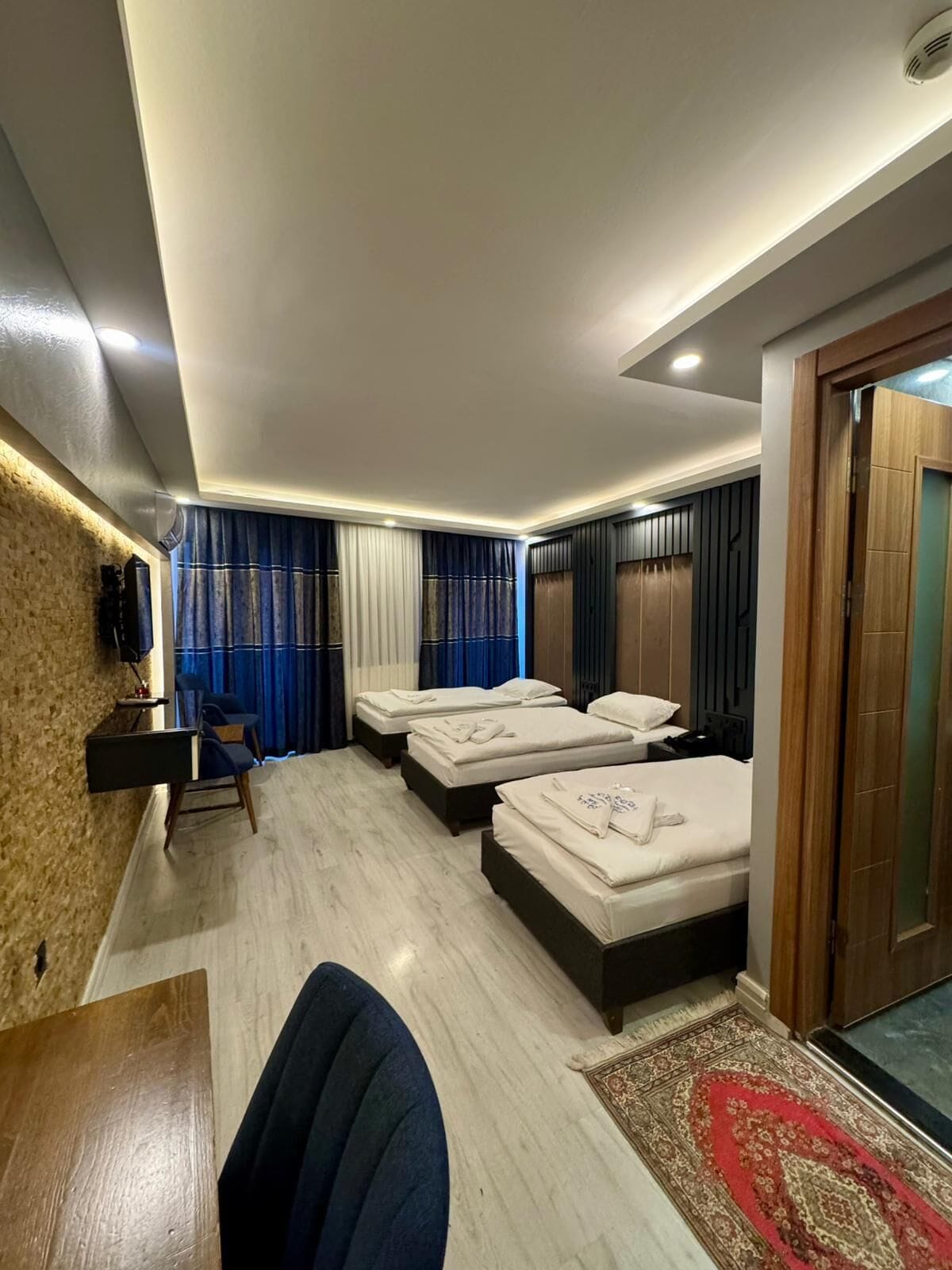 Literie hypoallergénique, minibar, coffres-forts dans les chambres