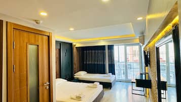 Quarto triplo clássico | Roupas de cama antialérgicas, frigobar, cofres nos quartos