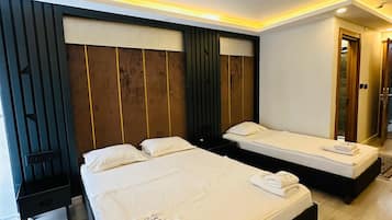 Habitación triple estándar | 1 dormitorio, ropa de cama hipoalergénica, minibar y caja fuerte