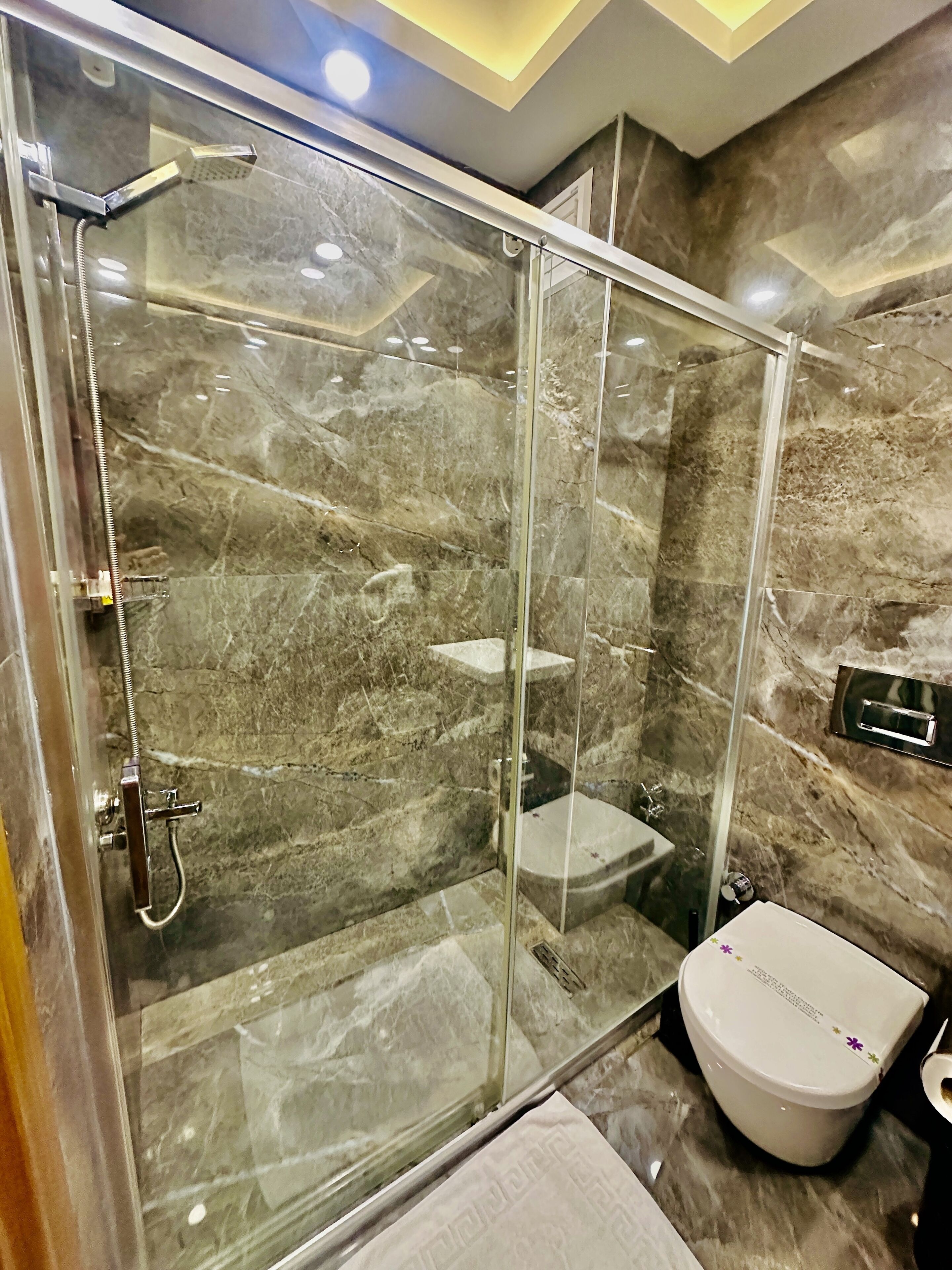 Standard-Doppelzimmer | Badezimmer | Dusche, Regendusche, kostenlose Toilettenartikel, Haartrockner