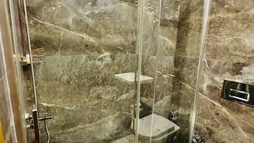 Standard-Doppelzimmer | Badezimmer | Dusche, Regendusche, kostenlose Toilettenartikel, Haartrockner