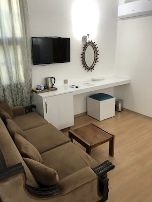 82-Zoll-LED-Fernseher mit Kabelempfang, Fernseher