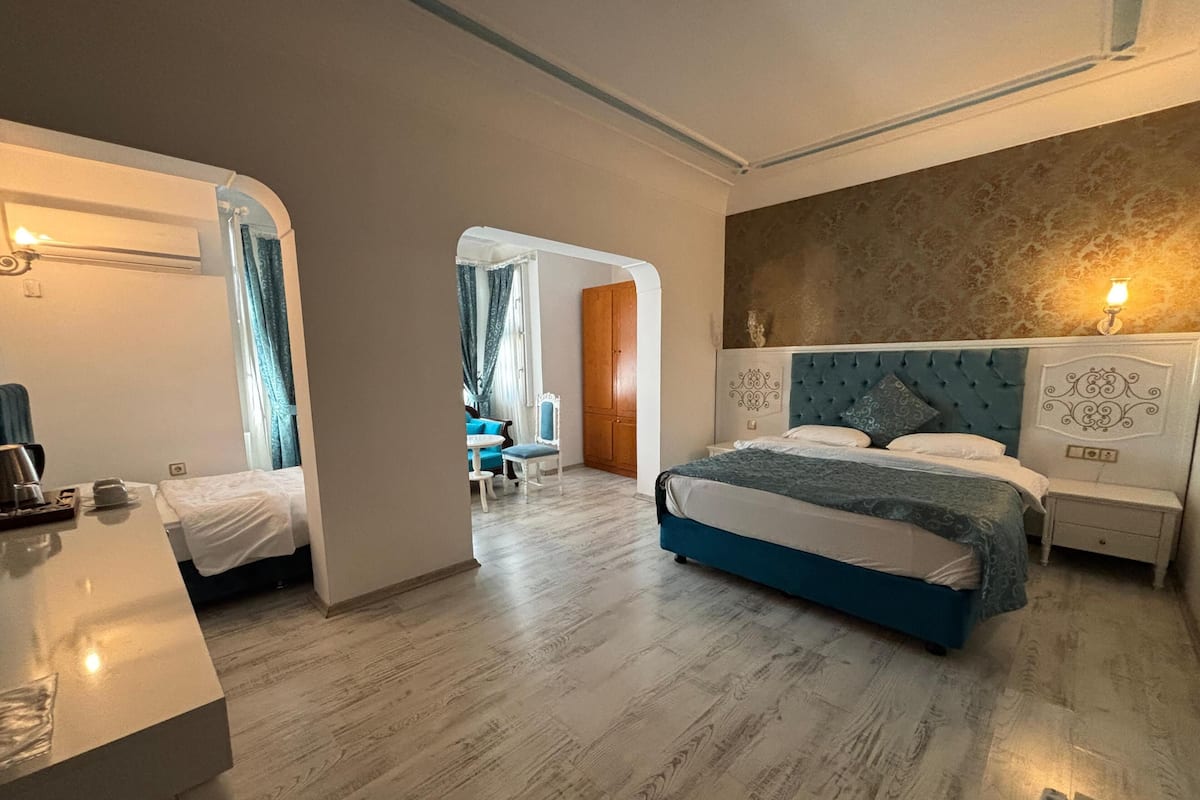 Deluxe Room With City View | Ropa de cama de alta calidad y minibar