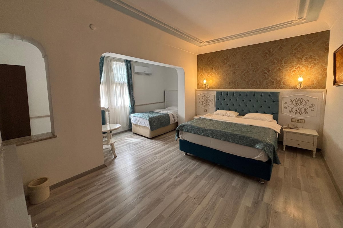 Standard Double Room with City View | Ropa de cama de alta calidad y minibar