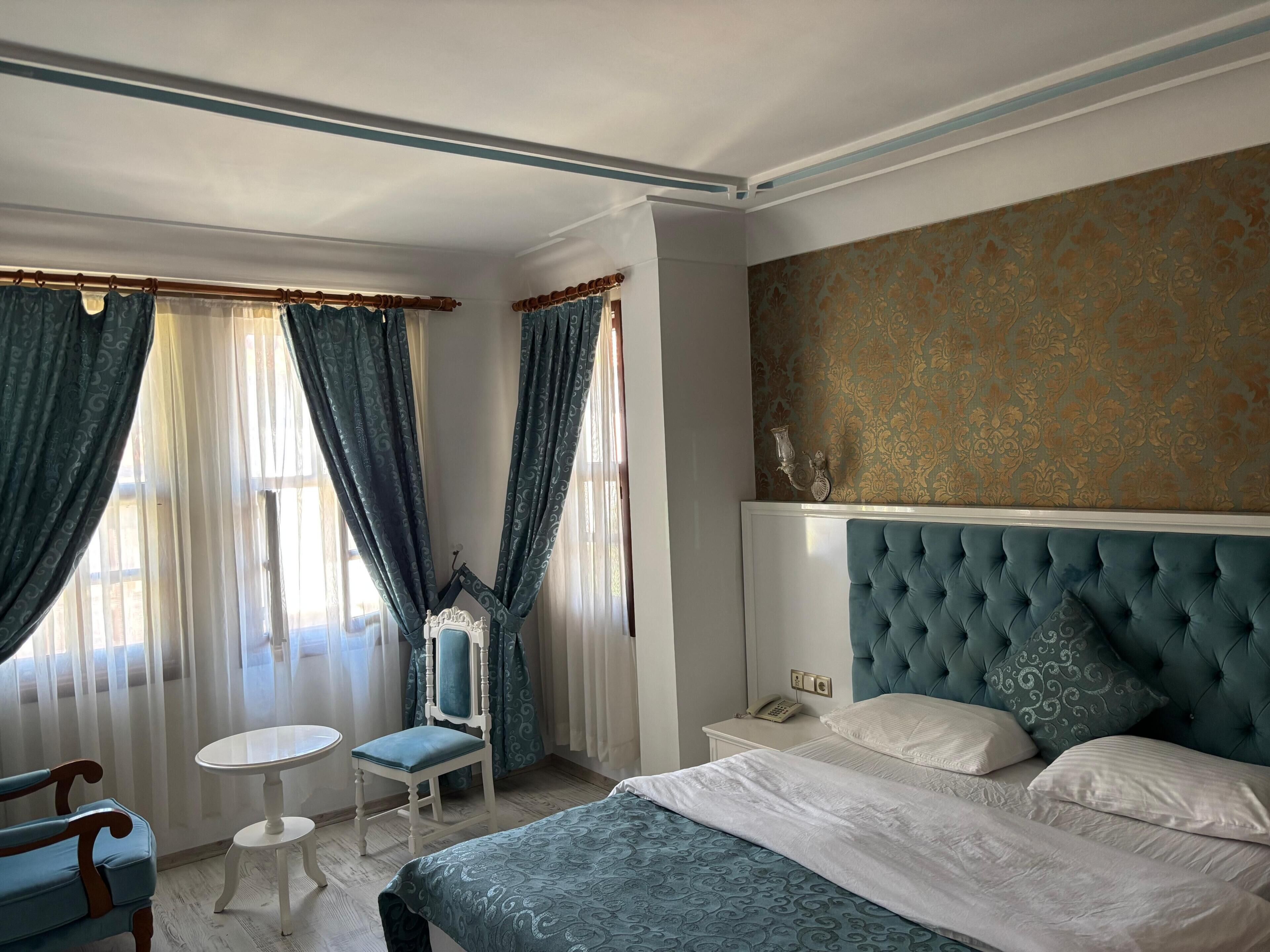 Standard Room With Pool View | Ropa de cama de alta calidad y minibar 