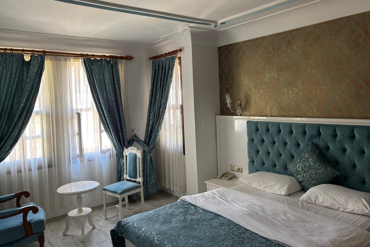 Standard Room With Pool View | Ropa de cama de alta calidad y minibar