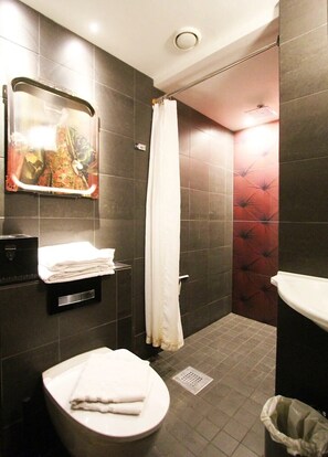 A bathroom with a shower, toilet, and sink. - Skanstulls Boutique Hostel (Stockholm)