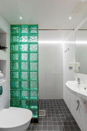 Twin Room (Private Bathroom, No Windows) | Bad | Dusj, regndusjhode, hårføner og håndklær