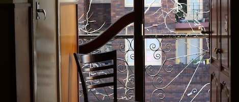 Quarto casal, sacada | Escrivaninha, ferros/tábuas de passar roupa, berços grátis