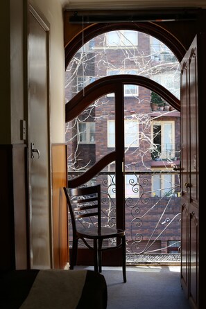 Habitación doble, balcón | Escritorio, tabla de planchar con plancha, cunas gratuitas y wifi