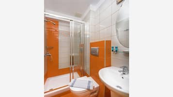 Gratis toiletartikelen, een haardroger, handdoeken