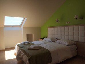 Minibaari, tallelokero huoneessa, työpöytä, ilmaiset vauvansängyt