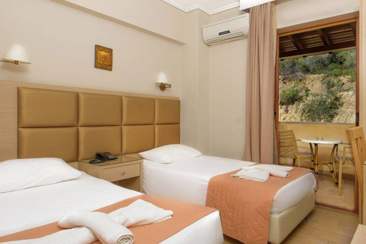 Economy Double or Twin Room | Bathroom | Free toiletries, hair dryer, towels