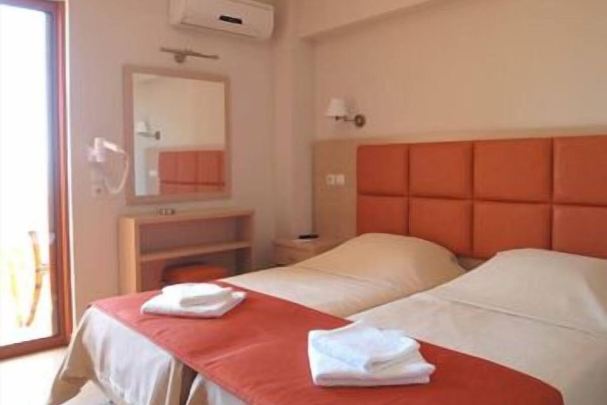 Minibar, in-room safe, desk, cribs (free)