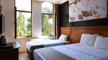 Minibar, escritorio, cortinas blackout y sistema de insonorización