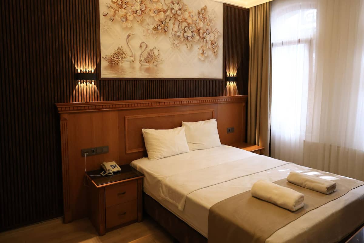 Superior Double Room | 1 bedroom, minibar, desk, blackout curtains