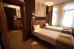 Minibar, desk, blackout curtains, soundproofing - Hotel New House (Istanbul)