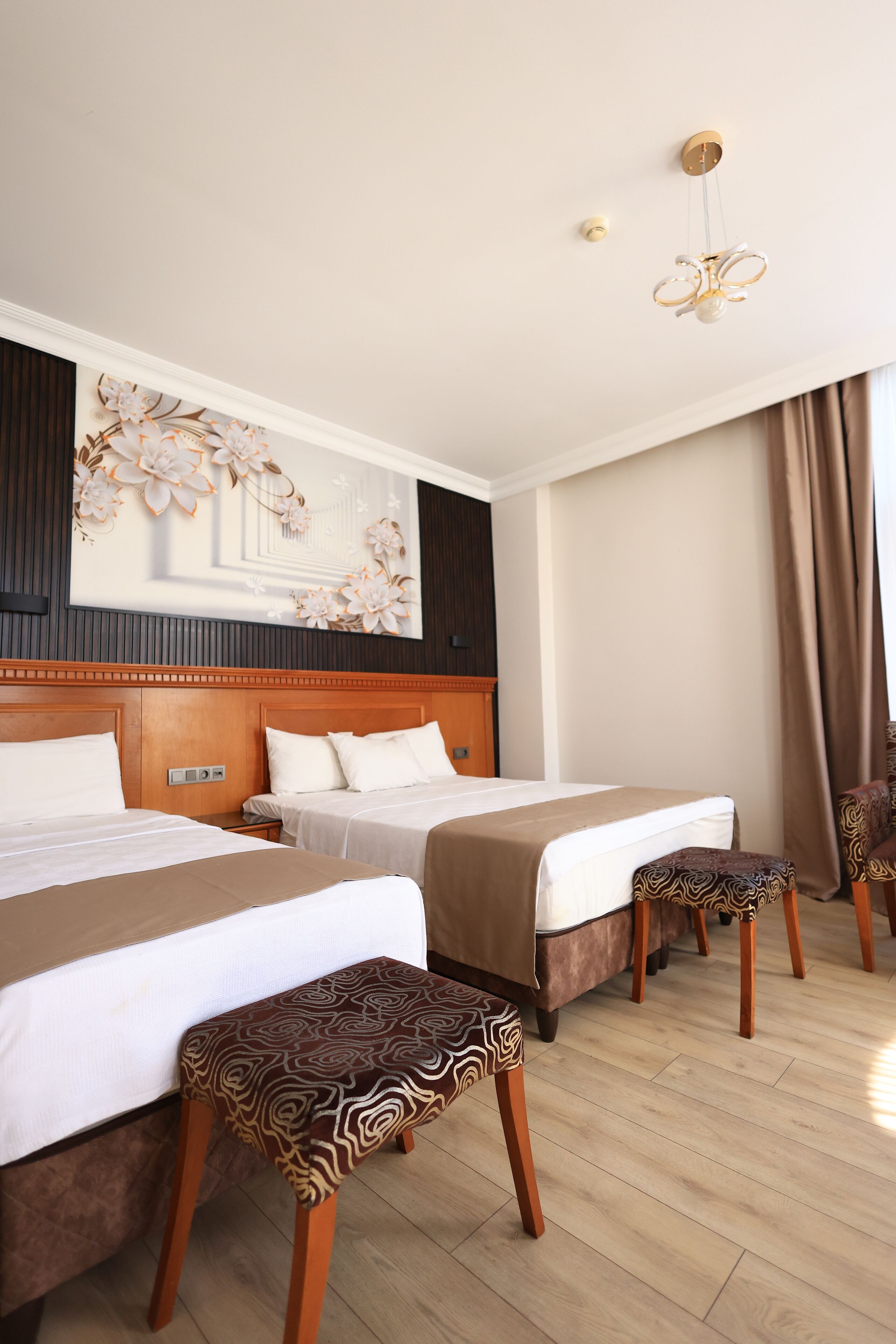 Minibar, escritorio, cortinas blackout y sistema de insonorización 