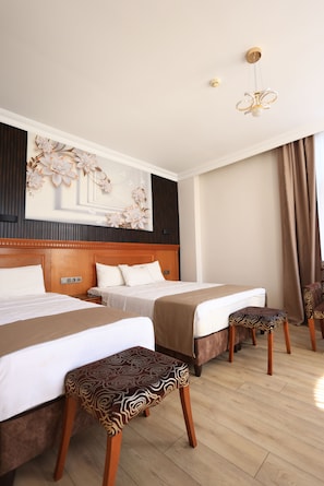 Superior Triple Room | Minibar, desk, blackout drapes, soundproofing - Hotel New House (Istanbul)