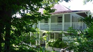 Property grounds - The Landing (Dunmore Town)