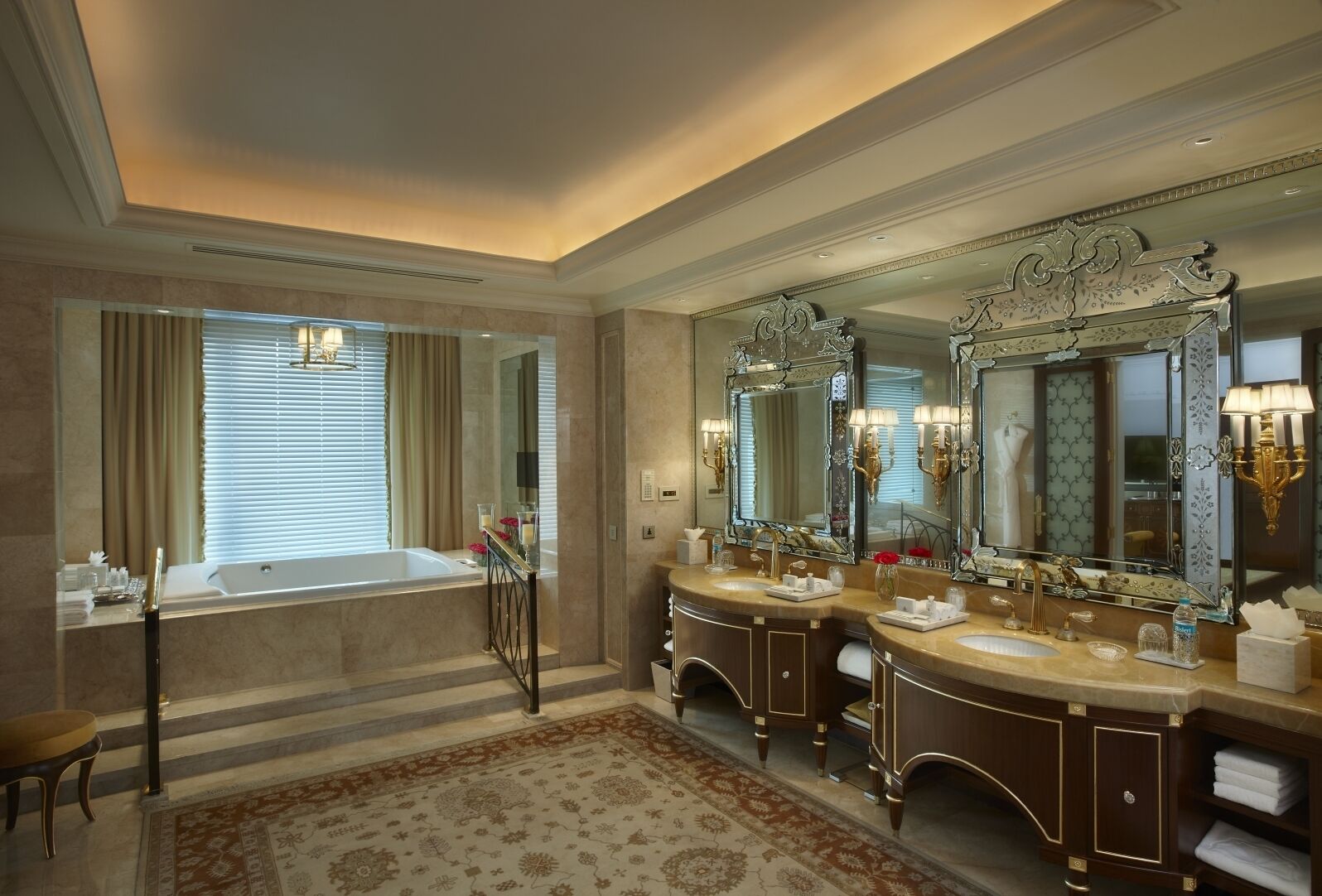 Grand Presidential Suite | Baño | Tina con regadera, tina profunda, regadera tipo lluvia 