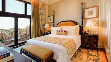 ラグジュアリー スイート バルコニー | エジプト綿のシーツ、高級寝具、羽毛の掛け布団、低反発ベッド