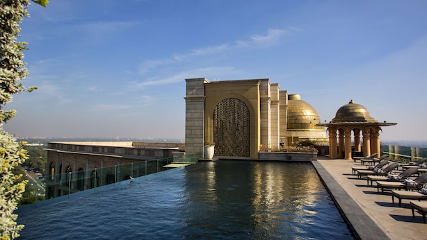 A rooftop infinity pool with a view of a historic building and a clear sky. - The Leela Palace New Delhi (New Delhi)