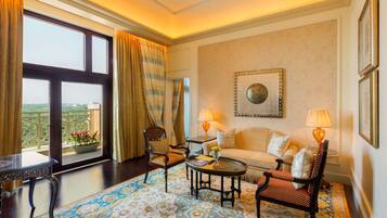 ラグジュアリー スイート バルコニー | エジプト綿のシーツ、高級寝具、羽毛の掛け布団、低反発ベッド