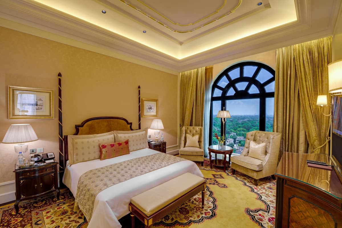 1 bedroom, Egyptian cotton sheets, premium bedding, down comforters