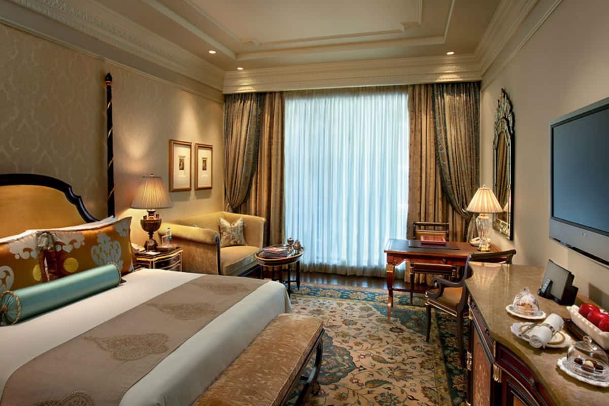 1 bedroom, Egyptian cotton sheets, premium bedding, down comforters