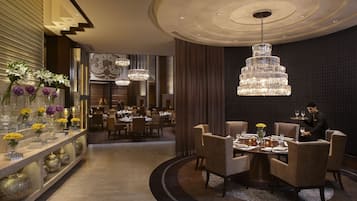 4 restaurantes; se sirven desayunos, comidas, cenas y brunch