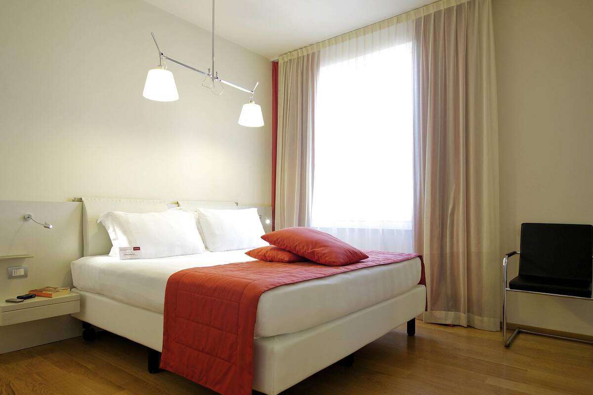 Classic Double Room, 1 King Bed | Down duvets, in-room safe, desk, soundproofing