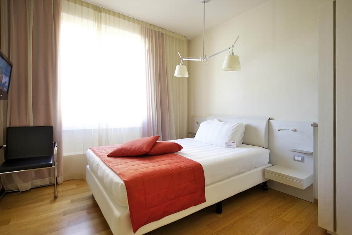 Classic Room, 1 Large Single Bed | Down duvets, in-room safe, desk, soundproofing