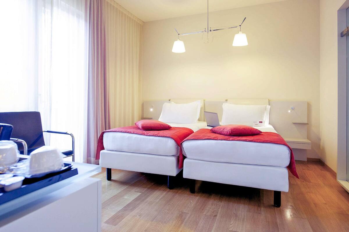 Classic Room, 2 Single Beds | Down duvets, in-room safe, desk, soundproofing