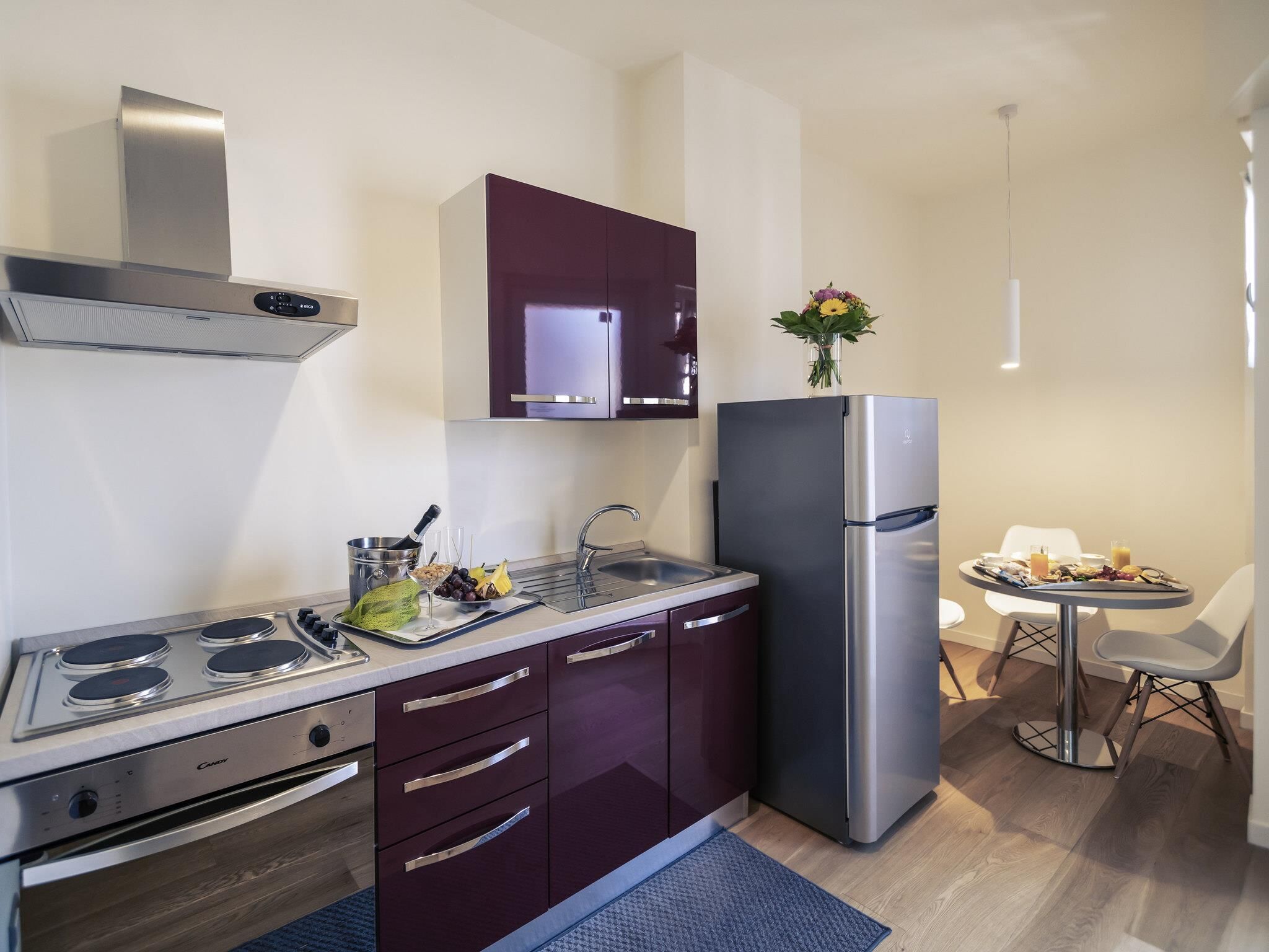 Apartamento, 2 habitaciones, cocina | Edredones de plumas, caja fuerte, escritorio y sistema de insonorización