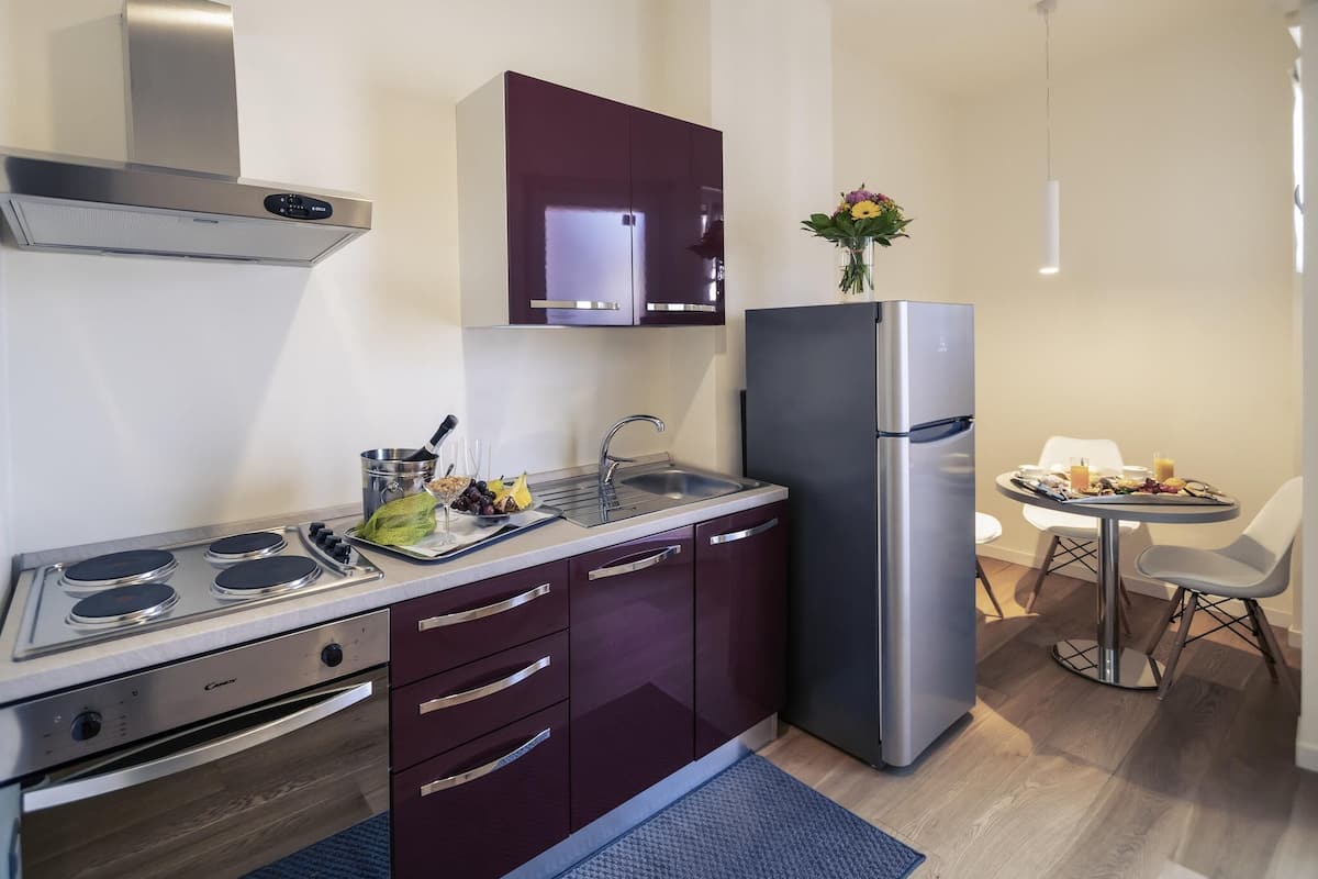 公寓, 2 間臥室, 廚房 | 羽絨被、房內夾萬、書桌、隔音