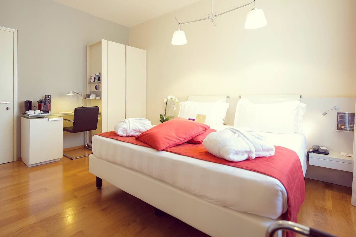 Down comforters, in-room safe, desk, soundproofing