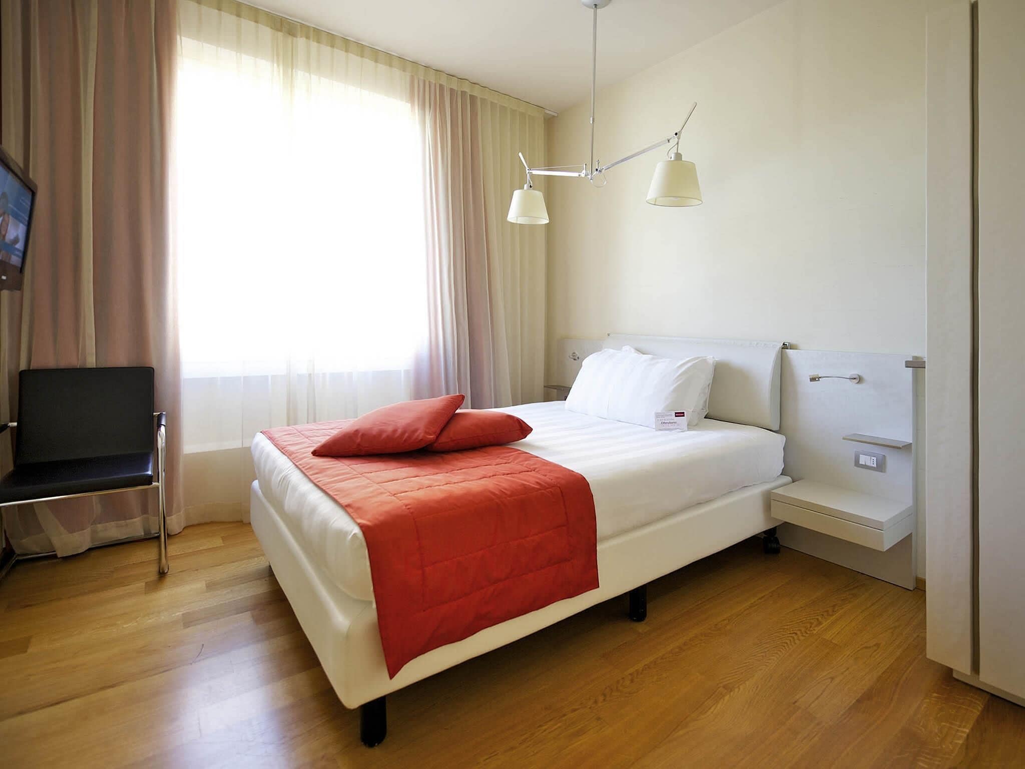 Rom – classic, 1 lang enkeltseng | Dundyner, safe på rommet, skrivebord og lydisolert