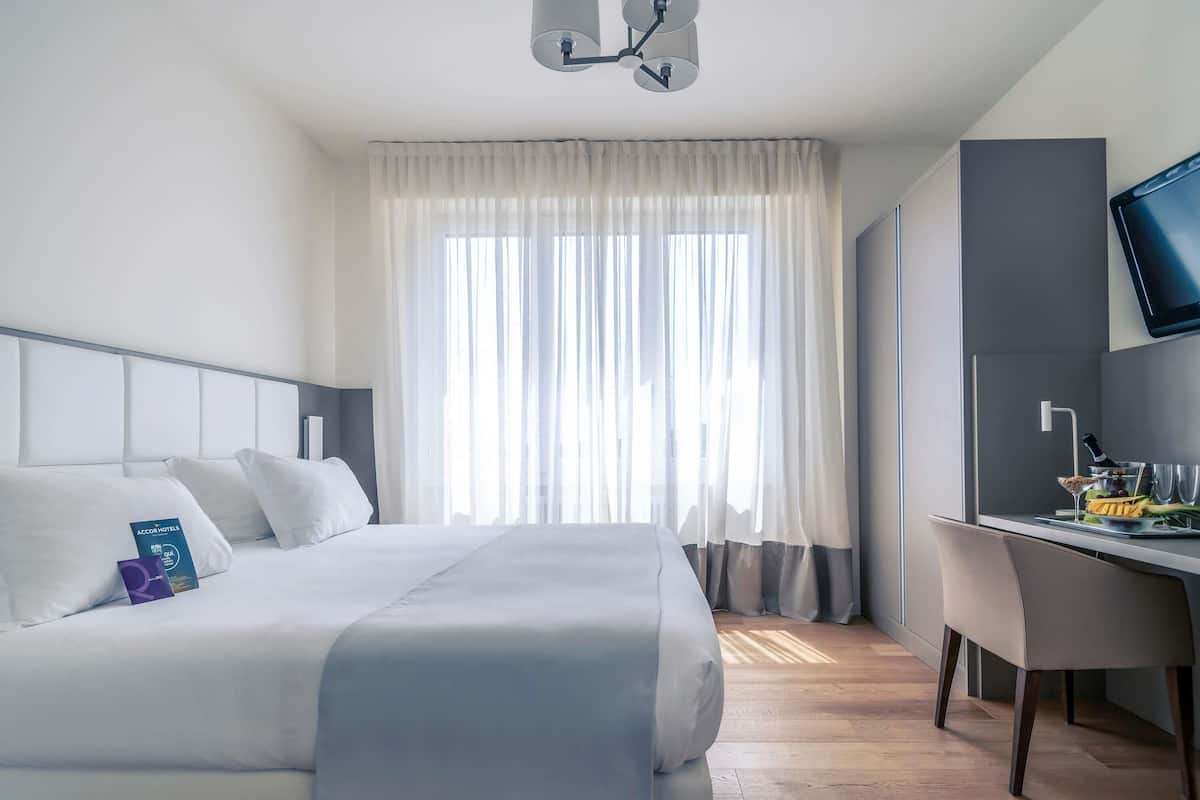 Departamento, 2 habitaciones, cocina | Edredón, caja de seguridad en la habitación y escritorio