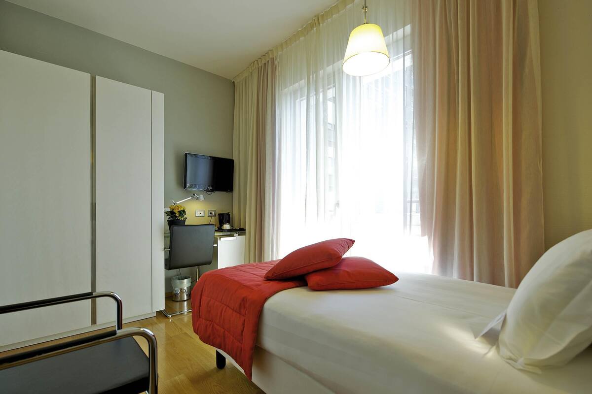 Classic Room, 1 Single Bed | Down duvets, in-room safe, desk, soundproofing