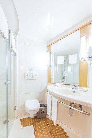 Camera Standard con 2 letti singoli, non fumatori | Bagno | Doccia, articoli per l'igiene personale ecosostenibili, asciugacapelli