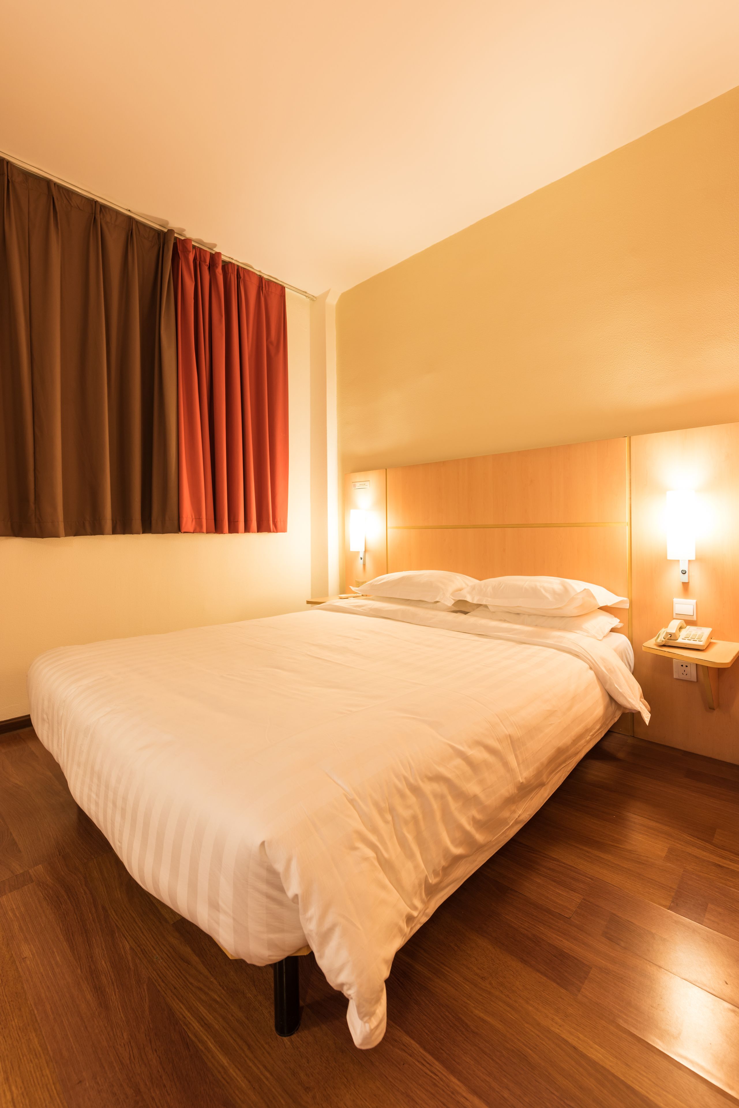 Classic Room, Non Smoking | Desk, iron/ironing board, rollaway beds, free WiFi