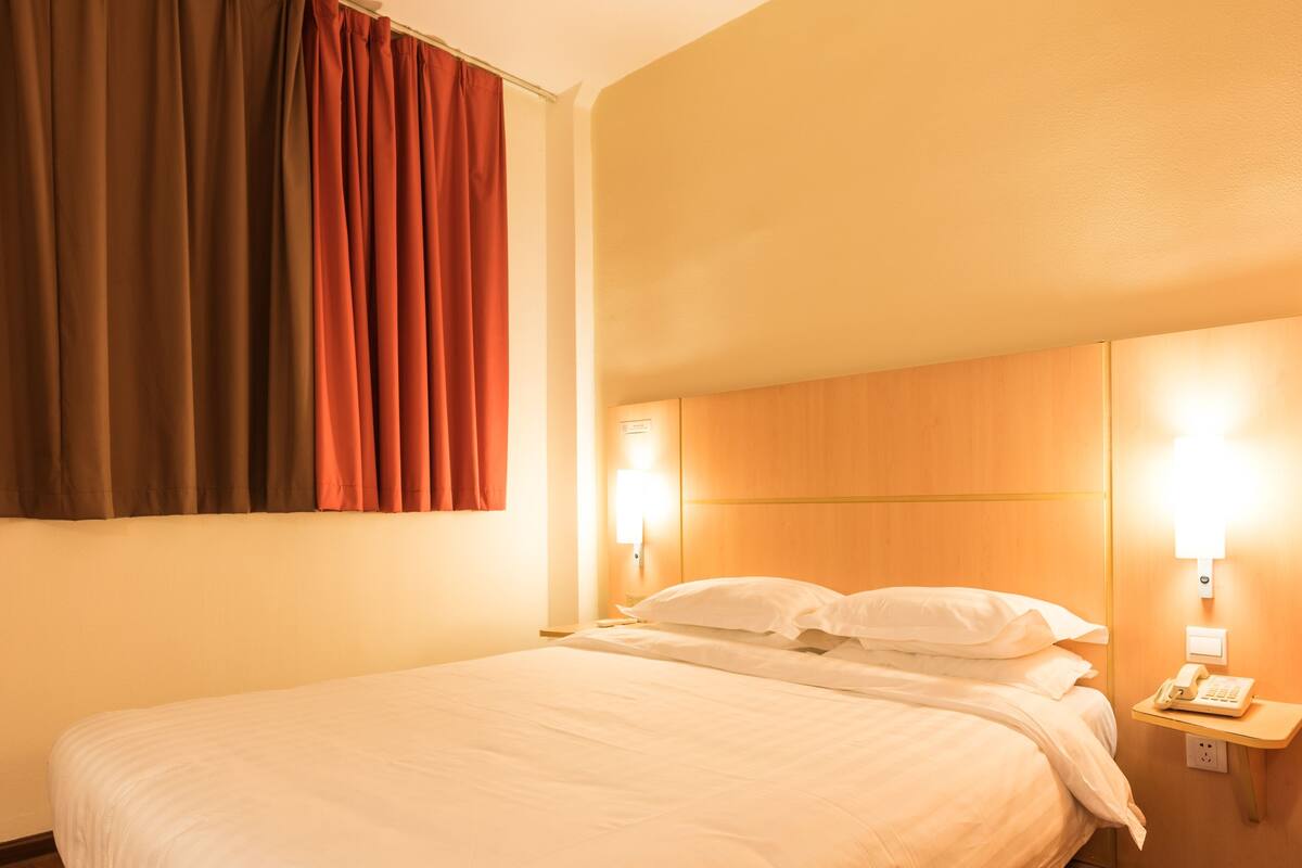Classic Room, Non Smoking | Desk, iron/ironing board, rollaway beds (surcharge), WiFi (free)
