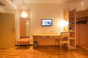 Standard Room, Non Smoking | Meja, seterika/papan seterika, katil lipat simpan/tambahan 