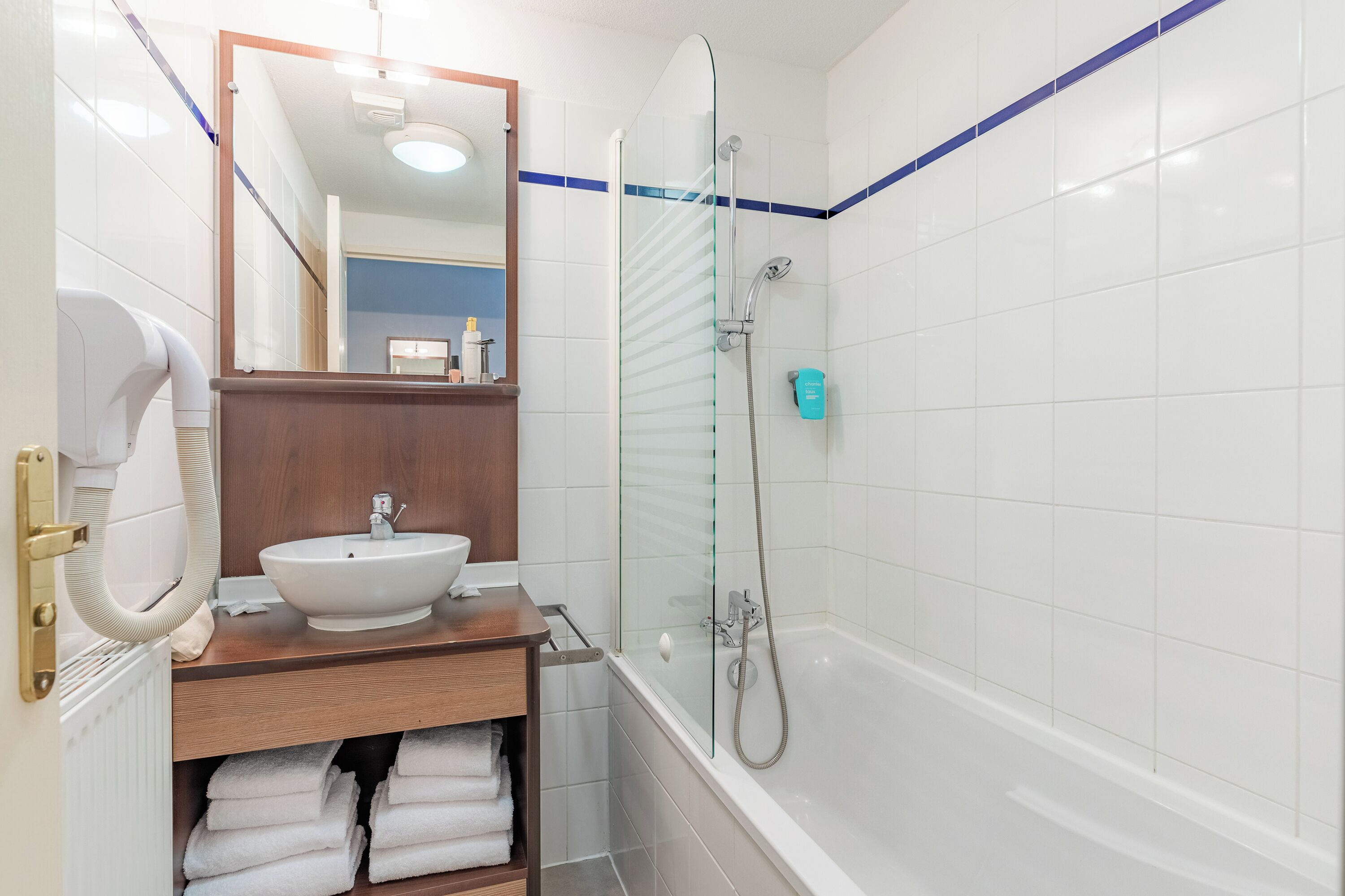 Apartment, 1 Bedroom | Bathroom | Shower, hair dryer, towels