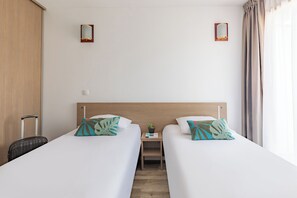 Studio, 2 Twin Beds | Desk, laptop workspace, soundproofing, iron/ironing board