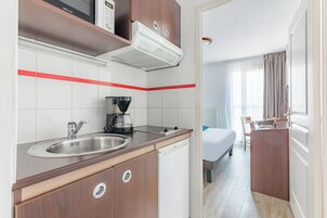 Studio | Private kitchen | Fridge, microwave, dishwasher, coffee/tea maker