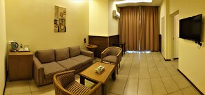 Executive Suite, 2 Bedrooms | Living area | 32-inch TV with premium channels - Robinhood Inn (Accra)