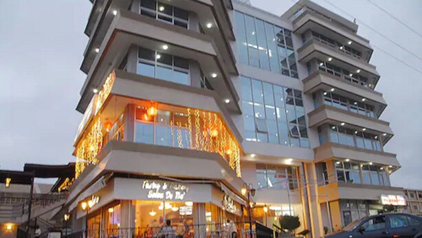 A multi-story building with a restaurant on the ground floor. - Robinhood Inn (Accra)